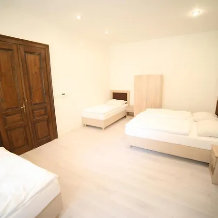 Hotel Leon Отель